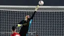 Sergio Herrera yang membuat penyelamatan spektakuler dengan ujung jarinya untuk menggagalkan tembakan Eden Hazard. (Foto: AFP/Javier Soriano)