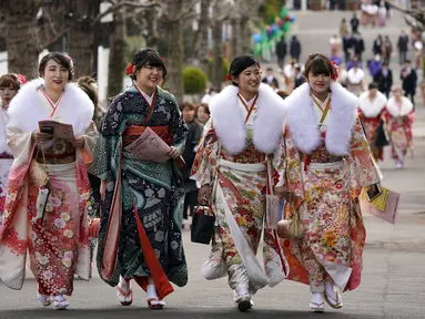 Sejumlah wanita Jepang berjalan bersama mengikuti Coming of Age Day atau Hari Kedewasaan di Taman Toshimaen, Tokyo, Jepang, Senin, (8/1). Acara diikuti wanita Jepang yang akan menginjak usia 20 tahun sambil mengenakan kimono. (AP Photo/Shizuo Kambayashi)