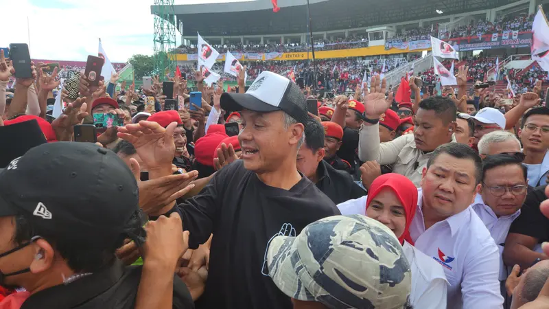 Ganjar Pranowo menyapa para pendukung Ganjar-Mahfud pada Kampanye Akbar di Stadion Gelora Delta Sidoarjo, Kabupaten Sidoarjo, Jawa Timur.