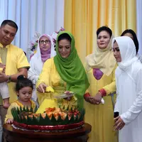 Potong tumpeng dulu donk agar acara semakin semarak.