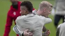 Pemain Ajax Amsterdam, David Neres dan Donny van de Beek, melakukan sesi latihan jelang laga semifinal Liga Champions di Stadion Johan Cruyff, Rabu (8/5). Ajax Amsterdam akan berhadapan dengan Tottenham Hotspur. (AP/STR)