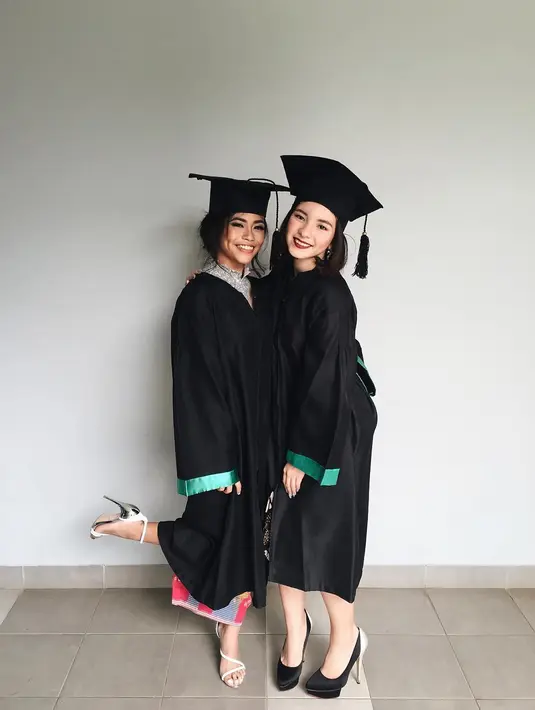 Shaloom Razade terlihat begitu cantik saat lulus dari Global Jaya International School. Senyumnya semakin membuat wajah terlihat manis. (Foto: instagram.com/sharazaaa)