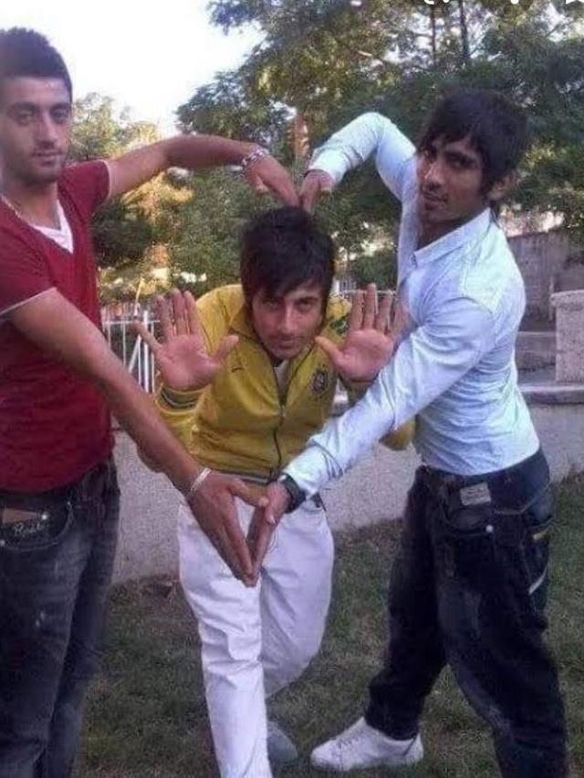 6 Pose Foto Orang India Ini Kelewat Absurd, Enggak Habis Pikir