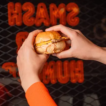 Dengan bahan sederhana, smash burger gurih ala kafe bisa dibuat sendiri di rumah. (Foto/Dok: Pexels)