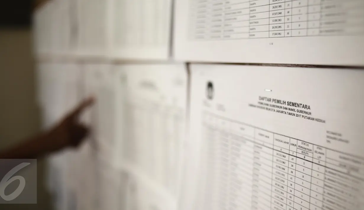 Lembaran daftar pemilih sementara Pilkada Gubernur DKI Jakarta putaran kedua yang dipampang di Kantor Kelurahan Kramat, Senen, Jakarta, Rabu (5/4). Jumlah daftar Pilgub pada putaran pertama adalah 7.108.589 DPT. (Liputan6.com/Faizal Fanani)