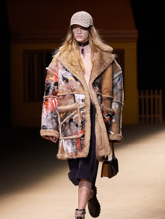 Karya debut Fall ini bekerja sama dengan seniman grafiti Mint&Serf, yang dicetak dengan karya seniekspresif milik mereka. /Foto: dok Coach.