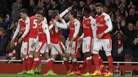 Para pemain Arsenal merayakan gol bunuh diri pemain Leicester, Robert Huth, pada laga Premier League di Stadion Emirates, London, Rabu (26/4/2017). (EPA/Will Oliver)