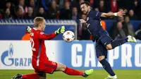 Aksi pemain Paris Saint Germain, Ezequiel Lavezzi (kanan) saat membela timnya bersua Ajax Amsterdam, beberapa waktu lalu. Lavezzi diprediksi merapat ke Juventus pada bursa pemain musim dingin tahun depan. (EPA/Yoan Vala)