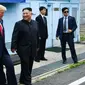 Presiden AS Donald Trump dan Pemimpin Korea Utara Kim Jong-un di sisi selatan garis demarkasi militer, zona demiliterisasi Korea (DMZ), Panmunjom pada Minggu 30 Juni 2019 (Brendan Smialowski / AFP PHOTO)