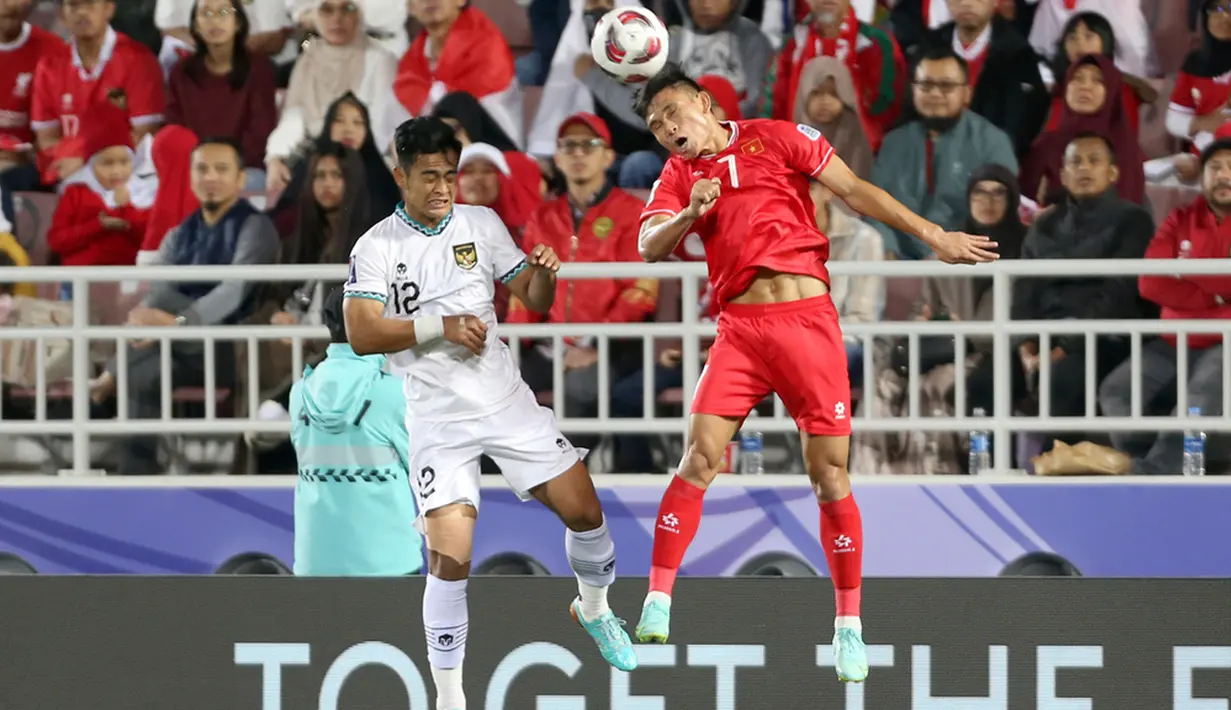 Sampai menit ke-60, Timnas Indonesia lebih banyak bertahan dari Vietnam. Indonesia sulit keluar dari tekanan. (AP Photo/Hussein Sayed)