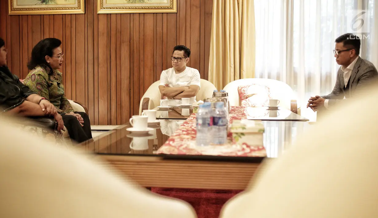 Ketua Umum PKB Muhaimin Iskandar atau Cak Imin (tengah) berbincang dengan Pimpinan DPD RI GKR Hemas di kediamannya, Jakarta, Rabu (23/1). Cak Imin dan GKR Hemas juga membahas hal-hal kenegaraan yang perlu perhatian serius. (Liputan6.com/Faizal Fanani)