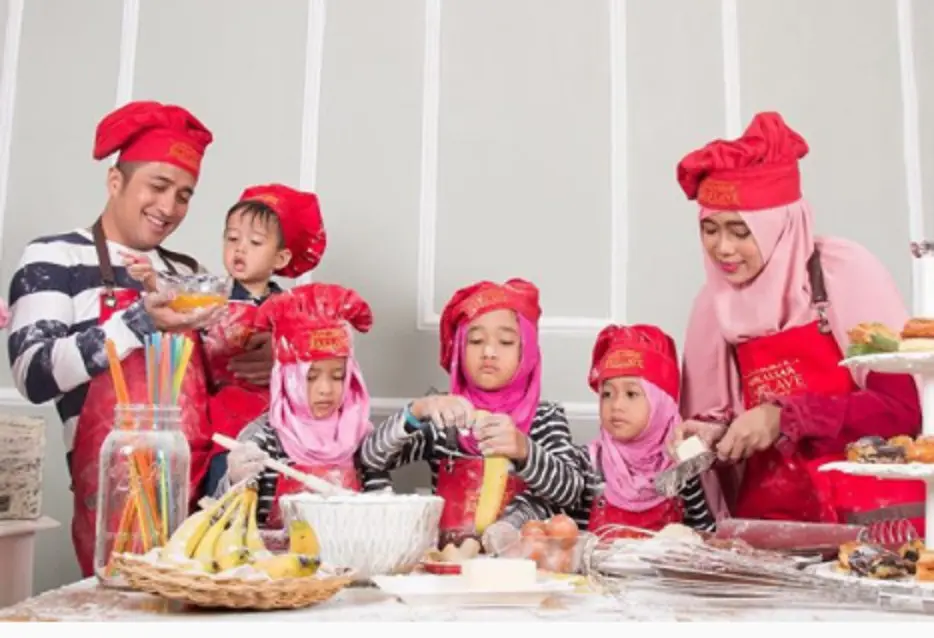 Irfan Hakim beserta istri serta anak-anaknya. (Instagram/irfanhakim75)