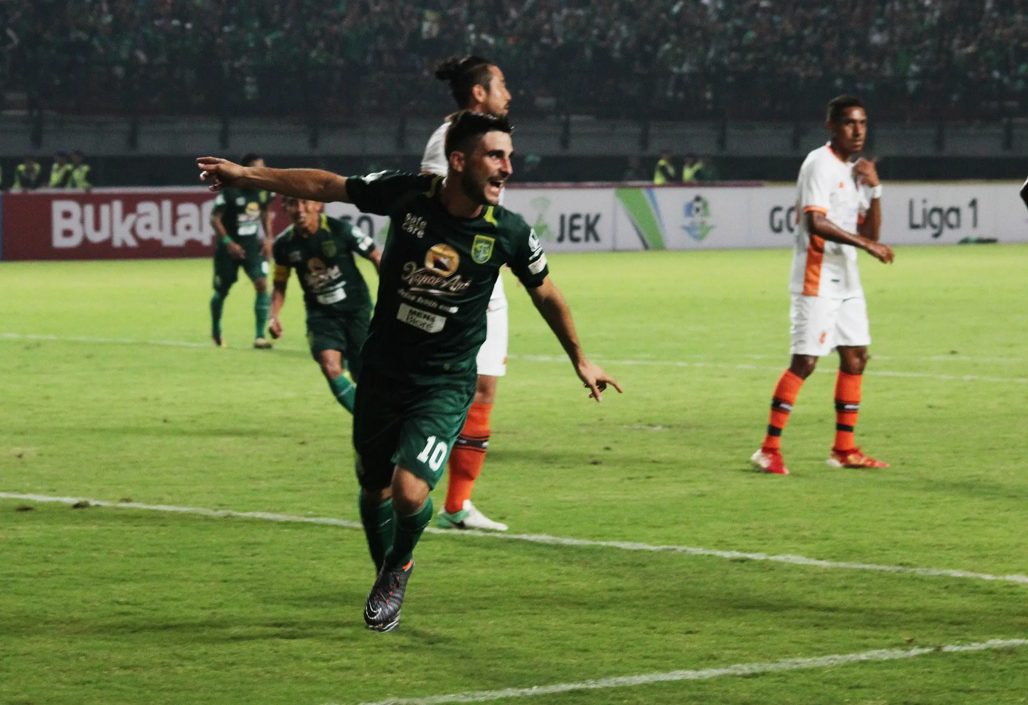 Robertino Pugliara lakukan selebrasi usai cetak gol untuk Persebaya saat mengalahkan Perseru (Liputan6.com/Dimas Angga P)