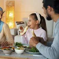 Ilustrasi makan bersama keluarga, buka puasa. (Photo Copyright by Freepik)