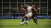 Dua pemain Timnas U-17 berduel dengan pemain Kashima Antlers dalam laga uji coba di Stadion Ngurah Rai Denpasar. (Bola.com/Alit Binawan)