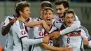 Gelandang Timnas Jerman, Max Kruse selebrasi dengan rekan – rekannya setelah mencetak gol ke gawang Georgia dalam kualifikasi EURO 2016 grup D di Leipzig, Jerman, Senin (12/10/2015). Jerman menang dengan skor 2-1. (REUTERS/Fabrizio Bensch)