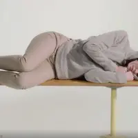 Jangan sedih, meski nggak ada kasur dan bantal, pakai jaket hoodie ini kamu masih bisa tidur nyenyak. (Via: boredpanda.com)