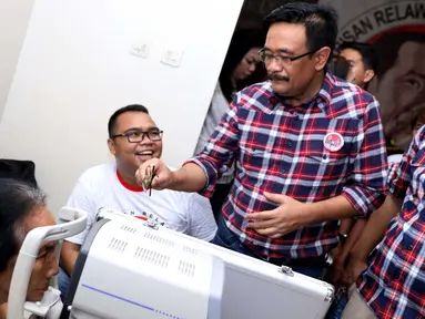 Bakal calon wakil gubernur DKI Djarot Saiful Hidayat meninjau pemeriksaan mata di kawasan Cawang, Jakarta, Minggu (23/10). Djarot menghadiri kegiatan bakti sosial yang diadakan oleh Barisan Relawan Basuki Djarot (Bara Badja). (Liputan6.com/Gempur M Surya)