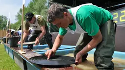 Juara Dunia Gold Panning Dirk Mehlhorn ikut ambil bagian dalam kejuaraan tahunan di Zlotoryja, Polandia, 28 Mei 2016. Para penggali emas profesional dari seluruh dunia itu mencoba keberuntungan mencari emas dalam perlombaan tersebut. (Piotr HAWALEJ/AFP)