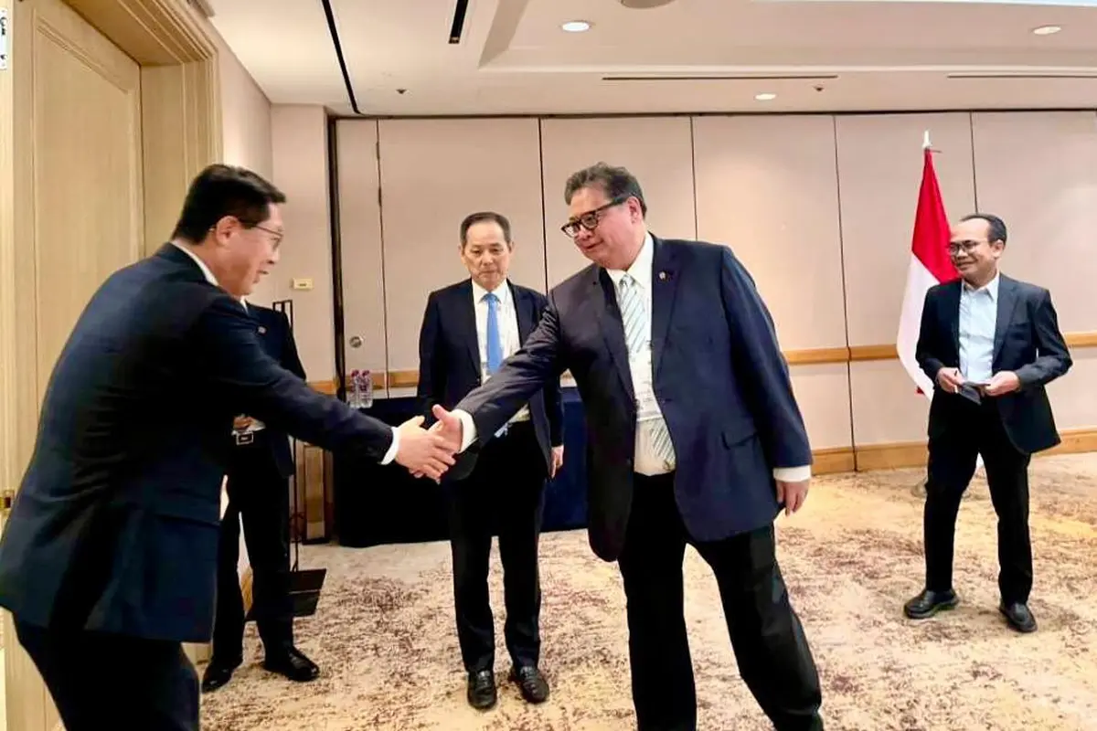 Menteri Koordinator Bidang Perekonomian Airlangga Hartarto bertemu Chief Executive Officer Lotte Chemical Corporation Young Jun Lee, di sela KTT APEC (APEC Summit) 2025. (Dok Kemenko Perekonomian)