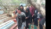 Pihak keluarga telah mengantarkan jenazah Akbar Alamsyah ke tempat peristirahatan terakhirnya di TPU Cipulir, Kebayoran Lama, Jakarta Selatan. (Merdeka/Ronald