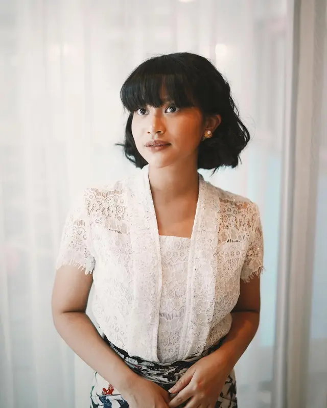 Gaya Adira Kania anak Ikke Nurjanah pakai kebaya. (sumber: Instagram/adirakania)