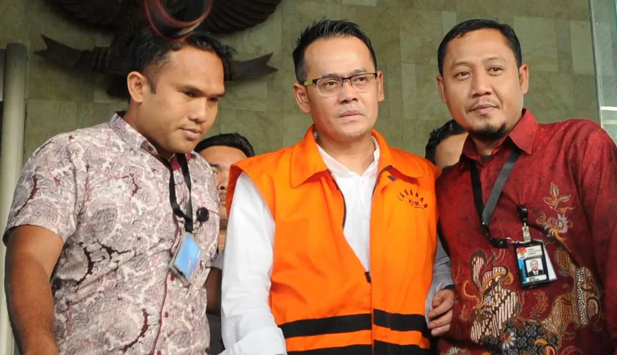 Direktur Utama PT Melati Technofo Indonesia (MTI), Fahmi Darmawansyah dikawal menuju ke mobil tahanan usai menjalani pemeriksaan di Gedung KPK, Jakarta, Jumat (23/12). (Liputan6.com/Helmi Affandi)