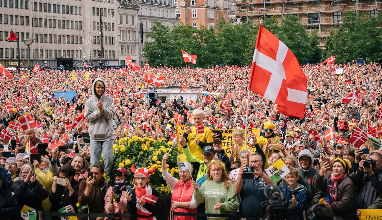 Para penggemar menyambut kedatangan Pembalap tim Jumbo-Visma, Jonas Vingegaard di Balai Kota Kopenhagen, Denmark pada 27 Juli 2022, beberapa hari setelah menjuarai balapan sepeda Tour de France 2022 di Paris. (AFP/Ritzau Scanpix/Emil Helms)