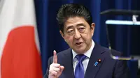 File foto pada 25 September 2017, Shinzo Abe yang masih menjabat sebagai Perdana Menteri Jepang berbicara selama konferensi pers di kediaman resmi perdana menteri di Tokyo. Sejumlah media memberitakan bahwa Shinzo Abe meninggal dunia, setelah sebelumnya mengalami gagal jantung akibat akibat penembakan di Nara pada Jumat, 8 Juli 2022. (AP Photo/Shizuo KambayashiK, File)