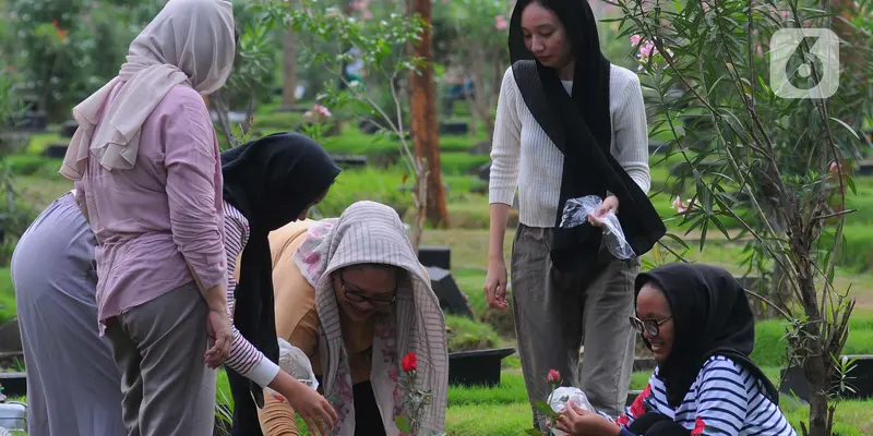 Jelang Puasa Ramadan 1444 H, Warga Ziarah Makam di TPU Malaka Jakarta Timur