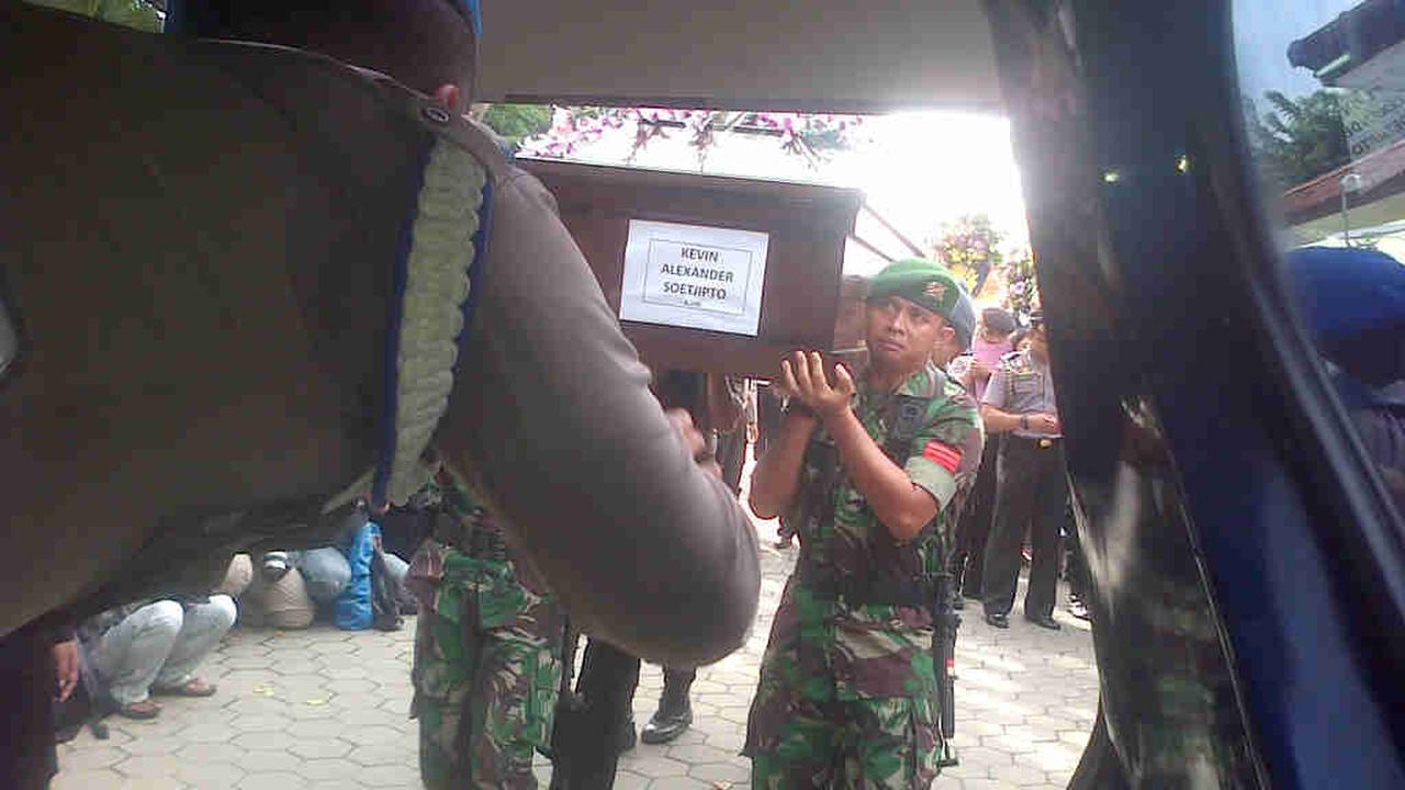 Penyerahan jenazah penumpang AirAsia QZ8501