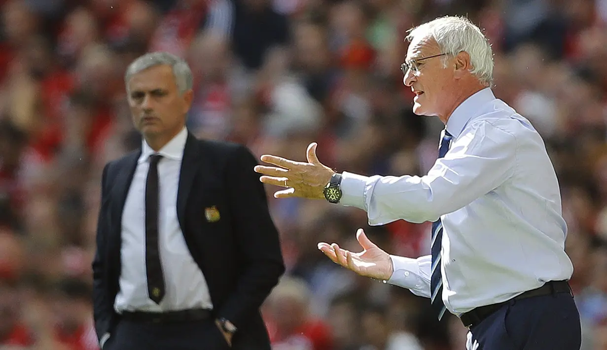 Pelatih Leicester, Claudio Ranieri (kanan) memberikan instruksi kepada pemainnya saat melawan Manchester United yang dipimpin Jose Mourinho pada ajang Community Shield di Stadion Wembley, London,Minggu,(7/8/2016). (AP Photo/Frank Augstein)
