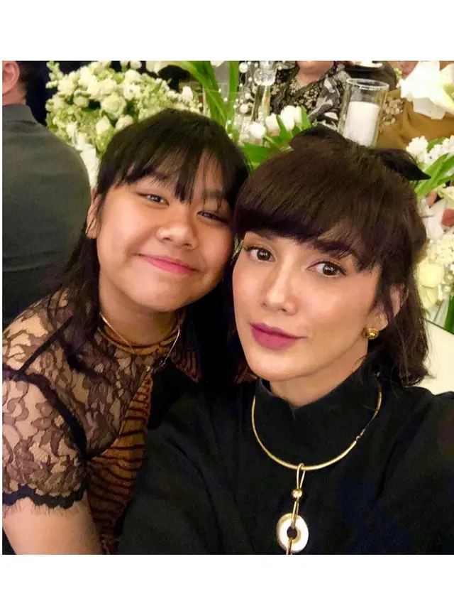 6 Momen Manis Ussy-Andika Pratama dengan Anak Angkat, Tak Ada Sekat