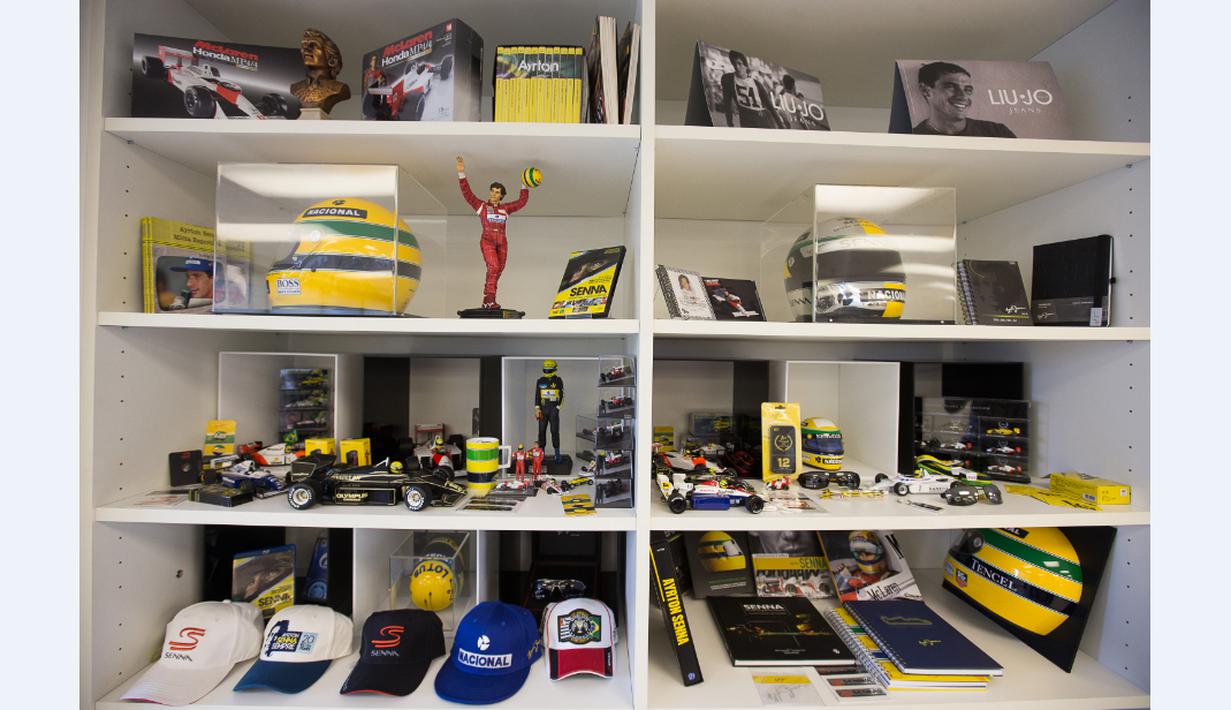 Produk-produk berlisensi yang berbau tentang Ayrton Senna dipajang di Institut Ayrton Senna di Sao Paulo, Brasil. (AFP/Alexandre Schneider)