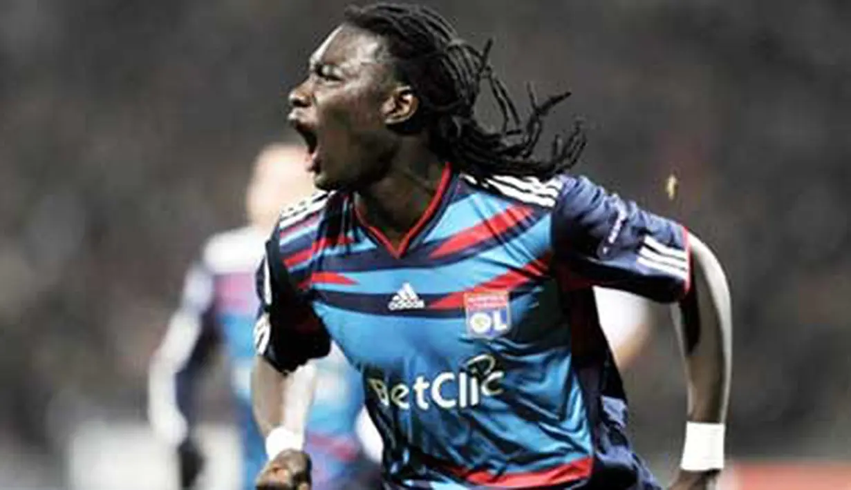 Kegembiraan striker Lyon Bafetimbi Gomis usai menjebol gawang Real Madrid di leg pertama babak 16 besar Liga Champions yang digelar di Stade de Gerland, 22 Februari 2011. Skor 1-1. AFP PHOTO / PHILIPPE DESMAZES 