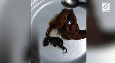 Betapa kagetnya pria asal Malaysia ini ketika menemukan bangkai anak tikus di menu makanannya itu.