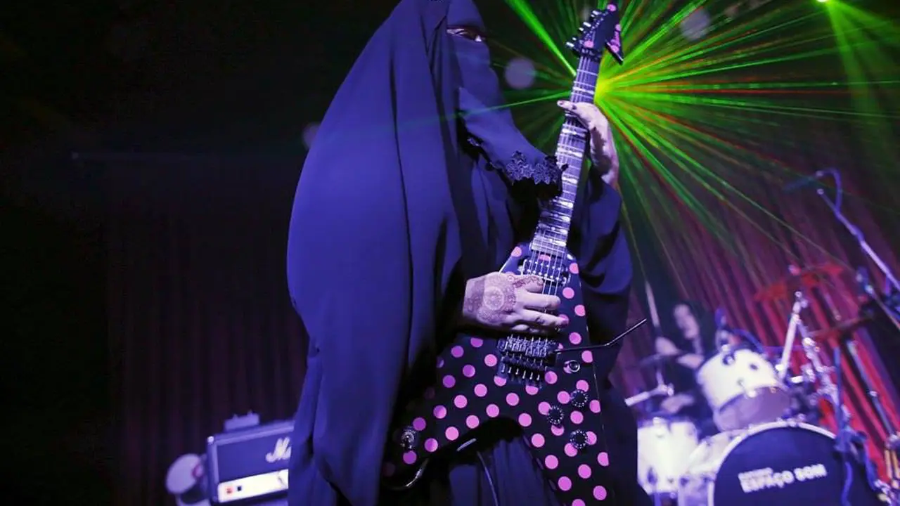 Video Gisele Marie Si Gitaris Heavy Metal 'In Action' di Panggung