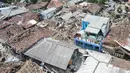 Foto udara memperlihatkan pemukiman yang hancur akibat gempa di Desa Sarampad, Kabupaten Cianjur, Jawa Barat, Selasa (22/11/2022). Kerusakan akibat gempa membuat kendaraan tidak bisa melintas untuk membawa bantuan bagi warga terdampak. (Liputan6.com/Herman Zakharia)