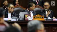 Kuasa hukum paslon nomor urut 02 selaku pemohon Bambang Widjojanto dan Denny Indrayana berdiskusi disela sidang perdana sengketa Pilpres 2019 di Gedung Mahkamah Konstitusi, Jumat (14/6/2019). Sidang tersebut dengan agenda pembacaan materi gugatan dari pemohon. (Lputan6.com/Johan Tallo)