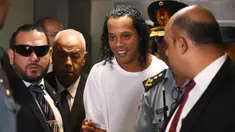 Mantan pemain timnas Brasil, Ronaldinho (tengah) tiba di Asuncion's Justice Palace, ibu kota Paraguay, Asuncion, Jumat (6/3/2020). Ronaldinho bersama saudara laki-lakinya berurusan dengan pihak berwenang Paraguay karena menggunakan paspor palsu untuk memasuki negara itu. (Norberto DUARTE/AFP)