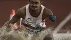 Atlet lompat jauh Indonesia, Settiyo Budi Hartanto, melakukan lompatan saat tampil pada cabang atletik nomor lompat jauh  T 45/46/47 Asian Para Games di SUGBK, Jakarta, Senin (8/10/2018). (Bola.com/Vitalis Yogi Trisna)