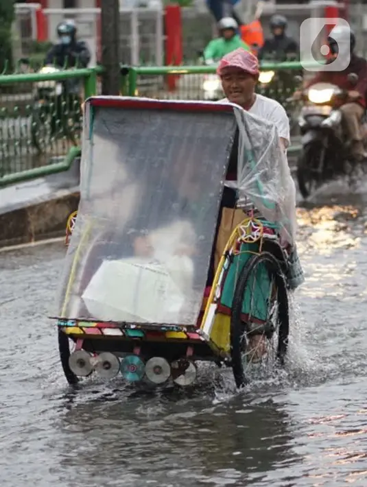 Sebuah becak berisi penumpang menerobos banjir yang menggenangi Jalan Arif Rahman Hakim di Depok, Jawa Barat, Senin (18/5/2020). Sistem drainase buruk menjadi penyebab utama kawasan tersebut selalu tergenang banjir setiap hujan deras. (Liputan6.com/Immanuel Antonius)