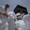 Umat Muslim berdoa di depan Ka'bah, selama ibadah haji tahunan, di Mekah, Arab Saudi, Kamis 21 Mei 2026. (AP Photo/Altaf Qadri)