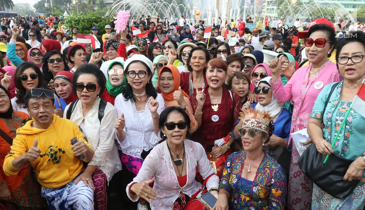 Ratusan emak-emak dari masyarakat pencinta kebaya dan sarung Indonesia saat mengikuti parade di Bundaran HI, Jakarta, Minggu (28/7/2019). Parade tersebut bertujuan untuk mengajak masyarakat agar mencintai busana tradisional khas Indonesia. (Liputan6.com/Angga Yuniar)