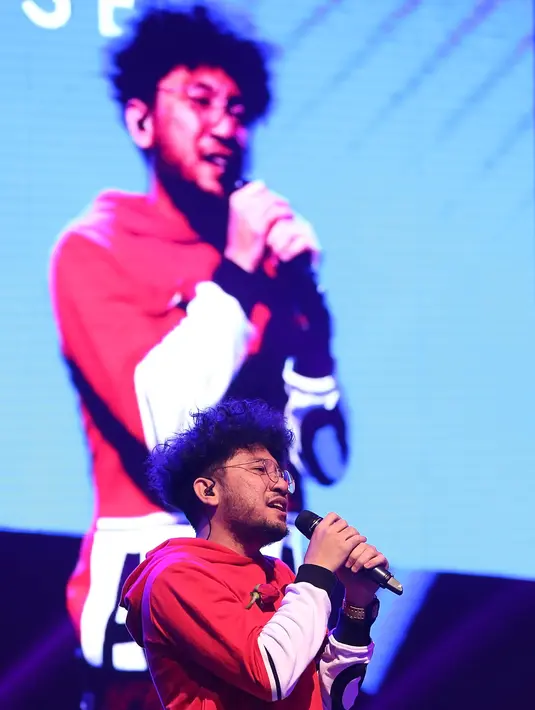 Pemilik nama Kunto Aji Wibisono itu tampil santai dengan hodie warna merah dan putih dengan membawa gitar. Tidak banyak bicara, ia langsung memanaskan panggung XYZ Creator Award 2018. (Bambang E Ros/Bintang.com)