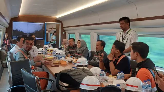 Staf Khusus Menteri sekaligus Juru Bicara Kementerian BUMN, Arya Sinulingga mencoba Kereta Cepat Jakarta Bandung dari Km 14 Bekasi Timur menuju Stasiun Tegalluar, Minggu (25/6/2023). Maulandy/Liputan6.com)