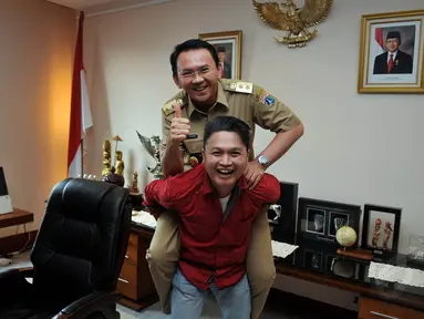 Wakil Pemimpin Redaksi Liputan6.com, Iwan Triono, menggendong Ahok di kantornya, Jakarta, (9/9/14). (Liputan6.com/Johan Tallo)