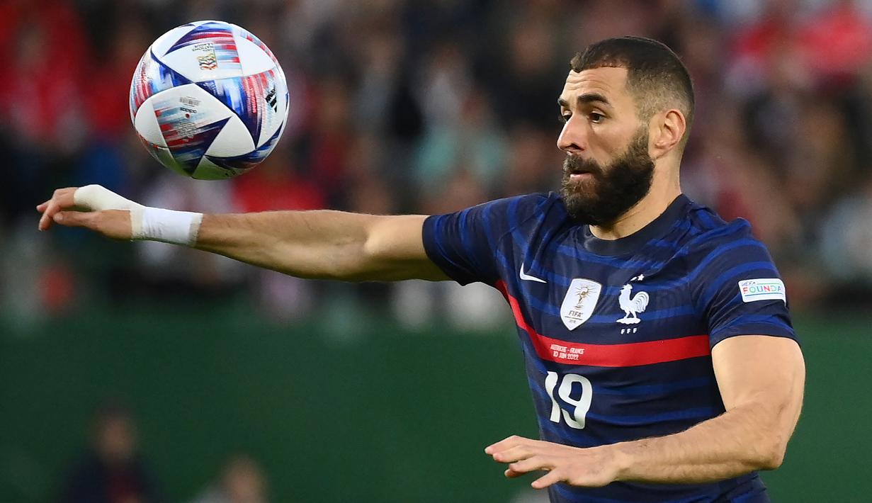 Hingga kini, Karim Benzema masih terus mengenakan perban di telapak tangan kanannya, baik bersama Real Madrid maupun bersama Timnas Prancis. (AFP/Franck Fife)