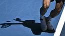 Petenis Spanyol, Pedro Martinez melakukan servis ke arah petenis Polandia, Hubert Hurkacz saat laga hari pertama Australian Open 2023 di Melbourne, Australia, Senin (16/01/2023). (AFP/Anthony Wallace)
