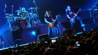 Meski perdana tampil di Indonesia, aksi band cadas Alter Bridge mampu membuat seisi penonton konser terpuaskan (Liputan6.com/Faisal R Syam)